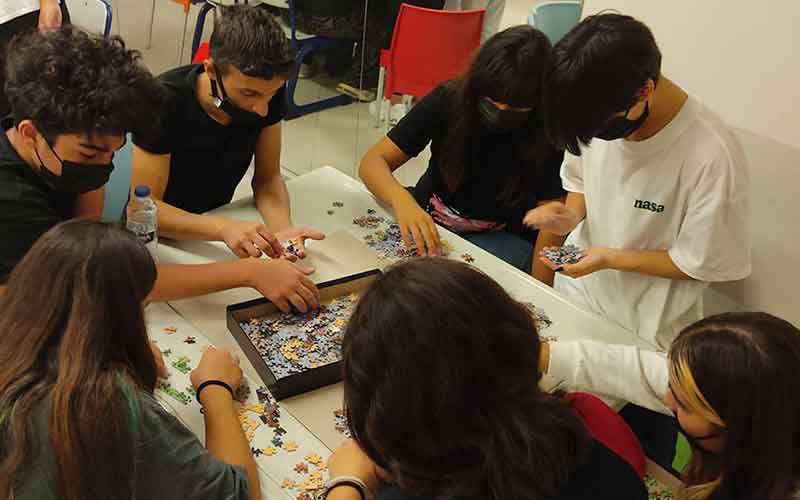 Öğrencilerimizle birlikte ödüllü puzzle yarışması düzenledik.